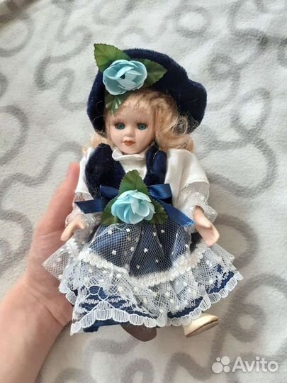 Кукла фарфоровая