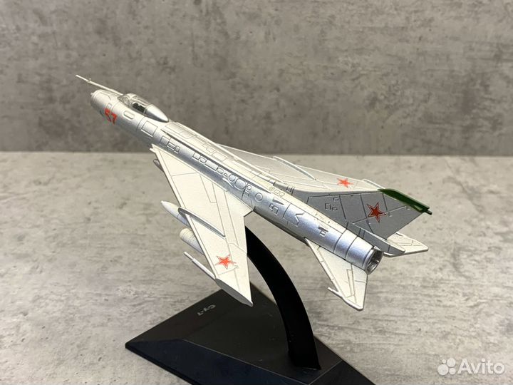 Коллекционная модель самолета су-7 1:43