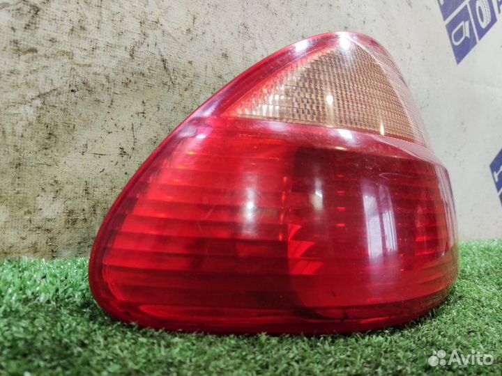 Фонарь задний левый Toyota Avensis универсал 1.8