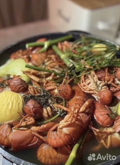 Вареные раки и живые