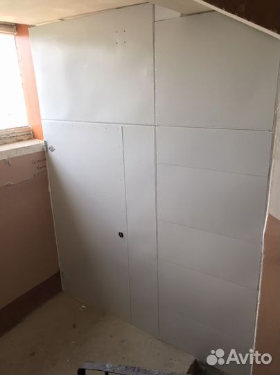 Межэтажная дверь и стеллаж