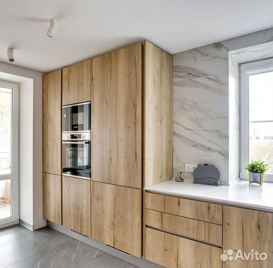 Угловая в потолок кухня на заказ