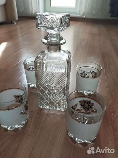 Стеклянный графин и бокалы