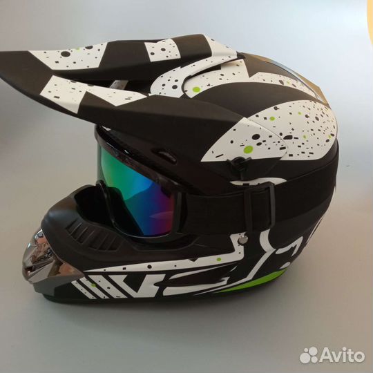 Кроссовый шлем с очками и перчатками