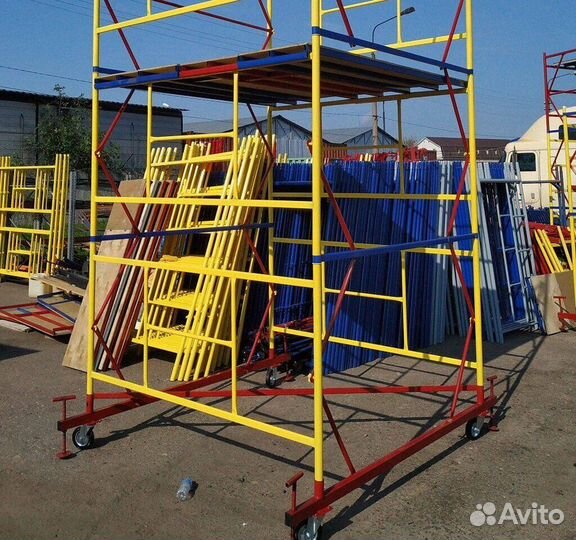 Вышка тура с винтами и колёсами