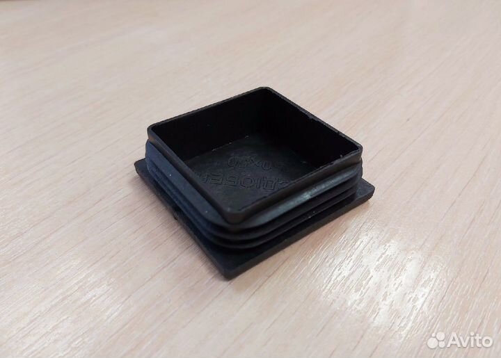 Заглушка квадратная 50x50 с ребрами, черная