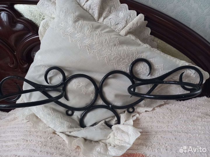 Полка навесная на 2 цветочных горшка.металл новая