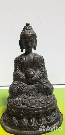 Старинный бронзовый будда