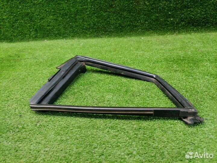 Уплотнитель стекла двери задний правый Mazda 6 GH