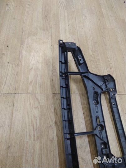 Кронштейн решетки радиатора передний Audi Q8