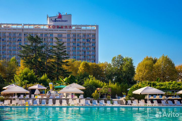 Официант на шведский стол