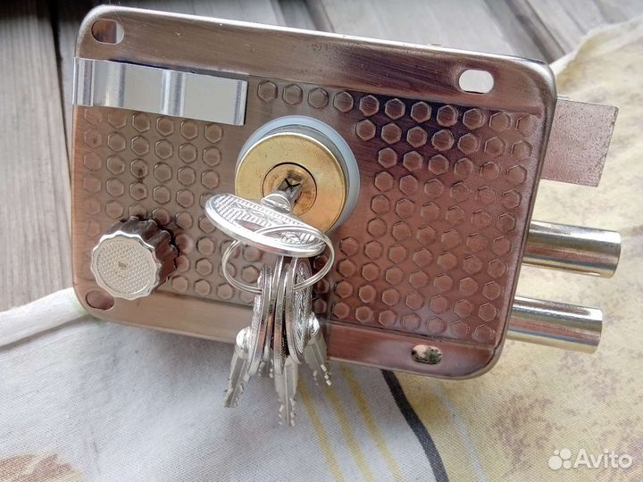 Замок дверной накладной новый