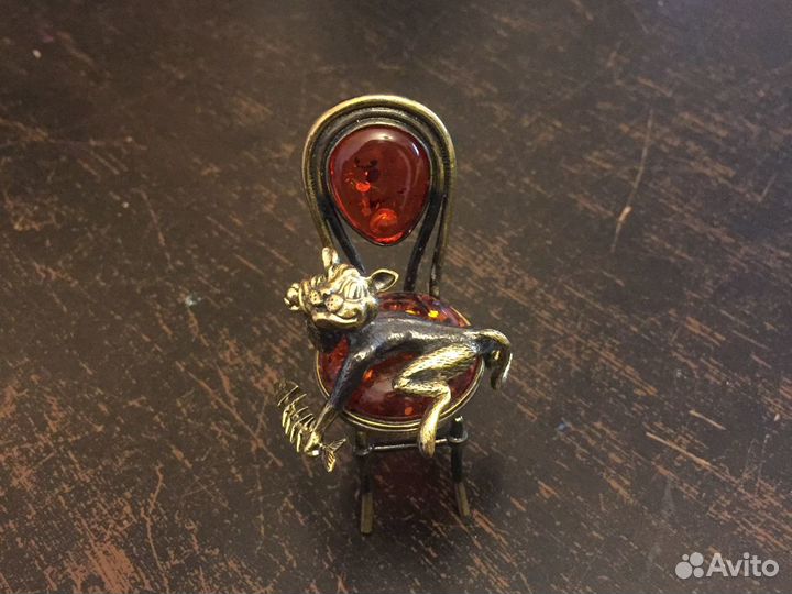 Фигурка кота с косточкой на янтарном стуле