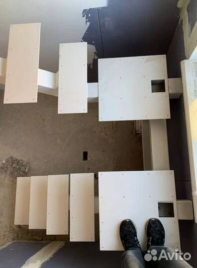 Лестница на металлокаркасе открытого типа