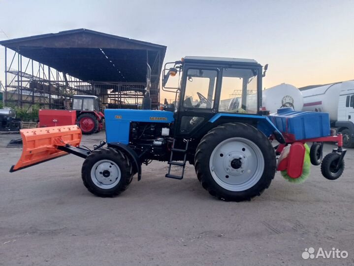 Трактор коммунальный отвал щетка с поливом