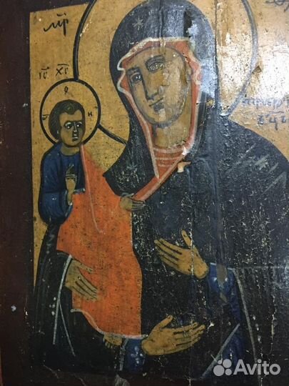 Икона в киоте Богородица Троеручица