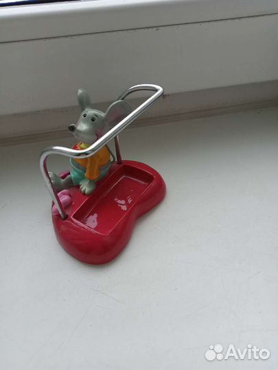 Подставка-статуэтка под сотовый телефон