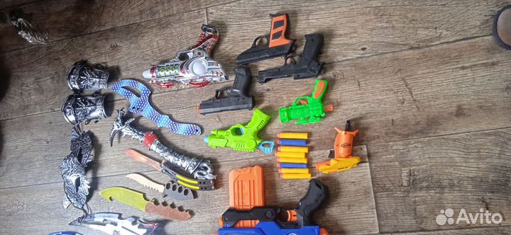 Игрушечное оружие и обмундирование