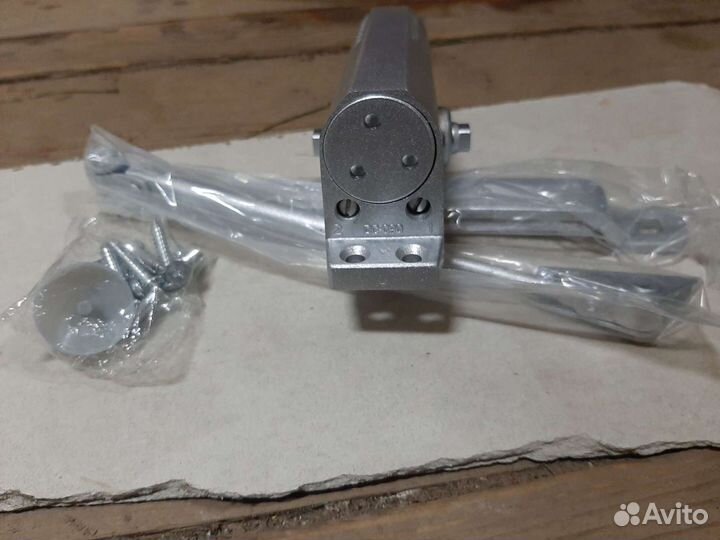 Дверной доводчик