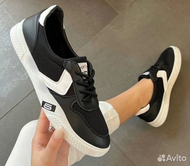 Кроссовки женские