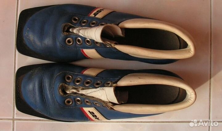 Лыжные ботинки Р42и37, палки.СССР