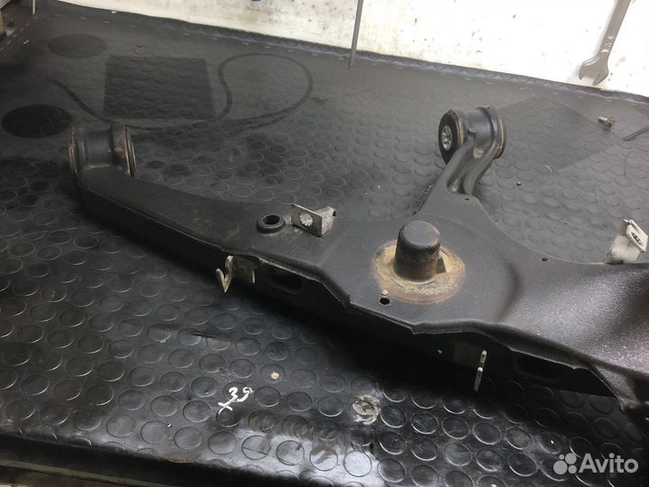 Кулак задний правый Volkswagen Transporter T5