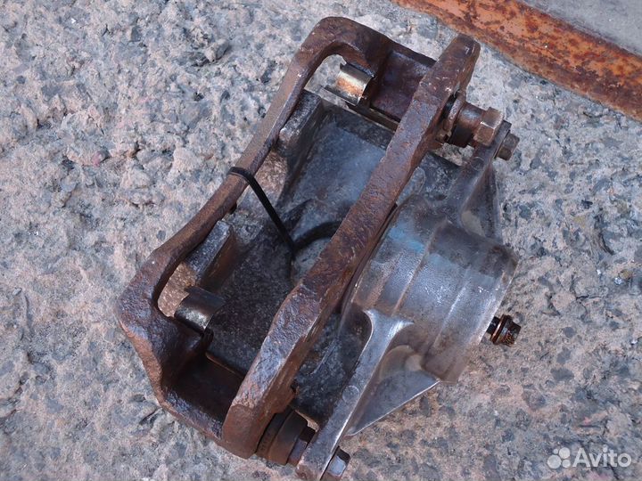 Суппорт передний левый Kia Cerato 2006-2008