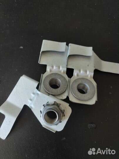 Гайка с пруж. зажимом Л. 31106783591