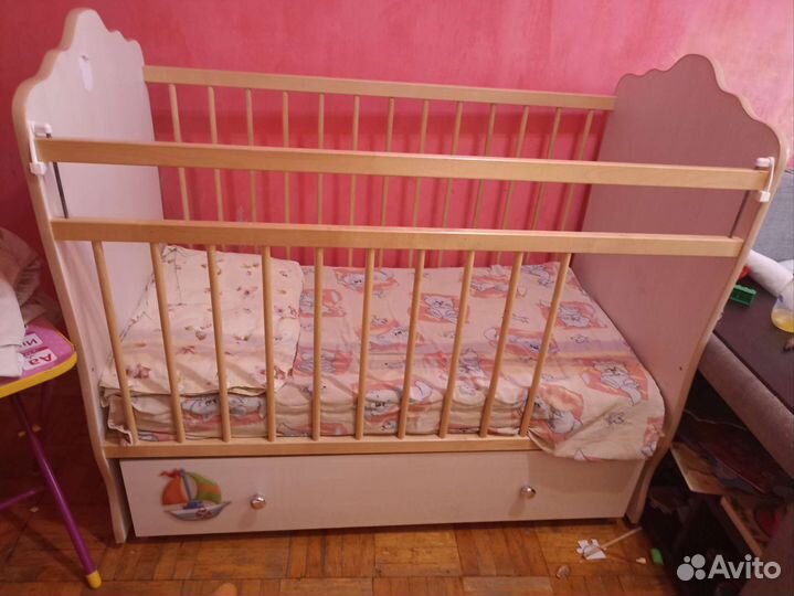 Детская кроватка с маятником и ящиком