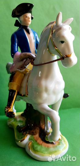 Фарфоровая статуэтка 