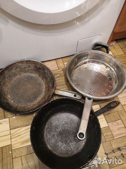 Сковороды 2 чугунные, 1нерж
