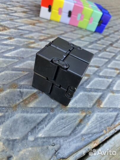 Черный бесконечный кубик