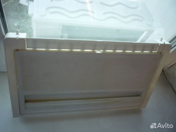 Дверца на морозильную камеру холодильника 