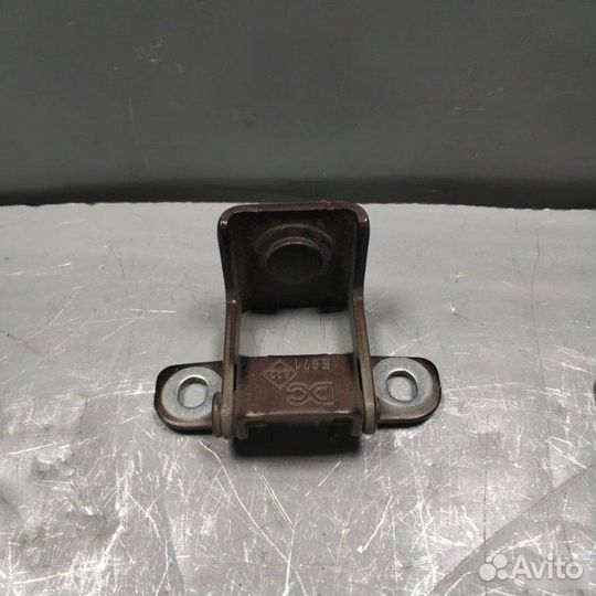 Петля крышки багажника Renault Kaptur 1 1.6-L