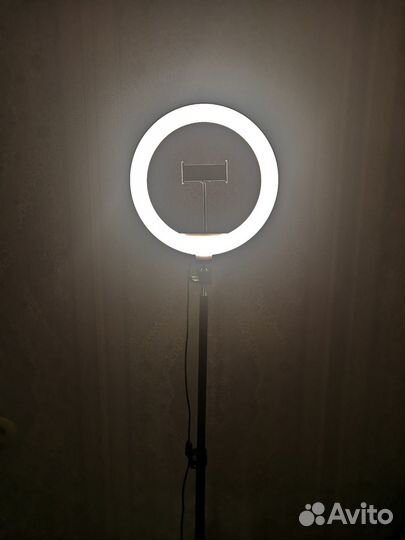 Кольцевая светодиодная LED лампа со штативом