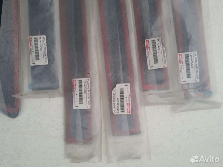 Молдинги на двери Toyota Avensis