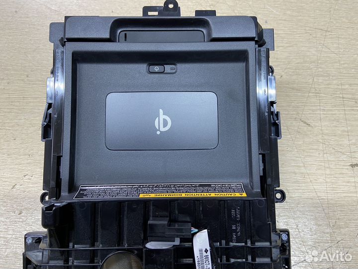 Беспроводная зарядка Toyota Camry 75