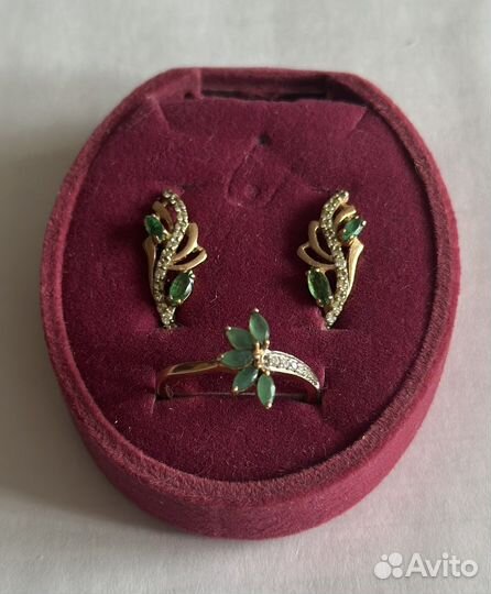 Золотые серьги и кольцо бриллиантами и изумрудами
