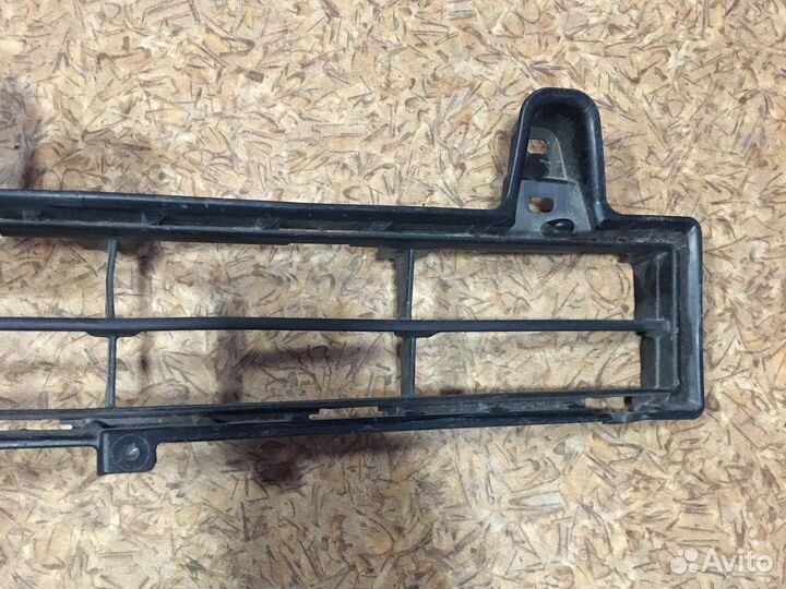 Решетка пер бампера правая Toyota Land Cruiser 200