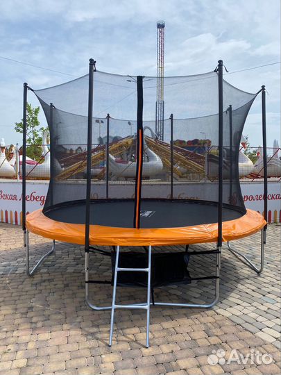 Батут с защитной сеткой