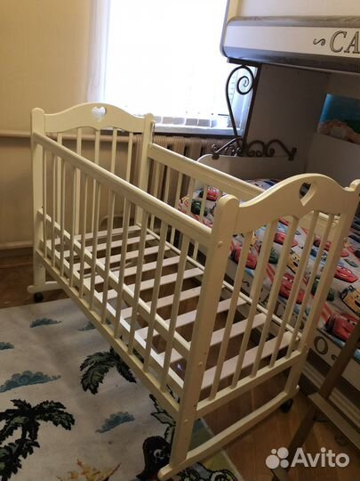 Детская кроватка с маятником