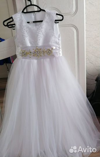 Красивое платье для девочки белое на рост 134