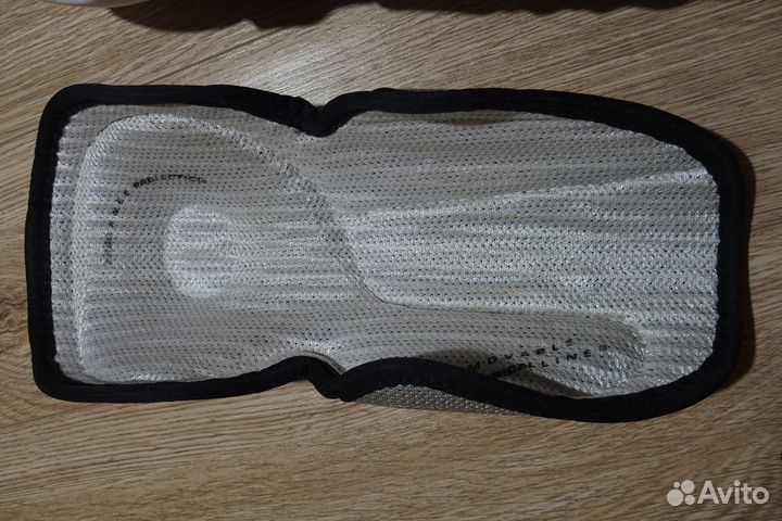 Щитки хоккейные 10