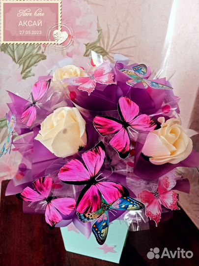 Букет с бабочками светящейся