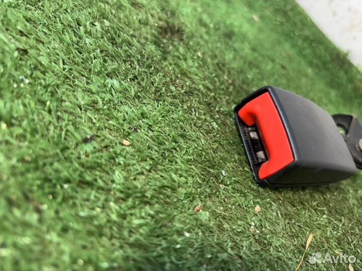 Замок ремня безопасности задний Volkswagen Passat