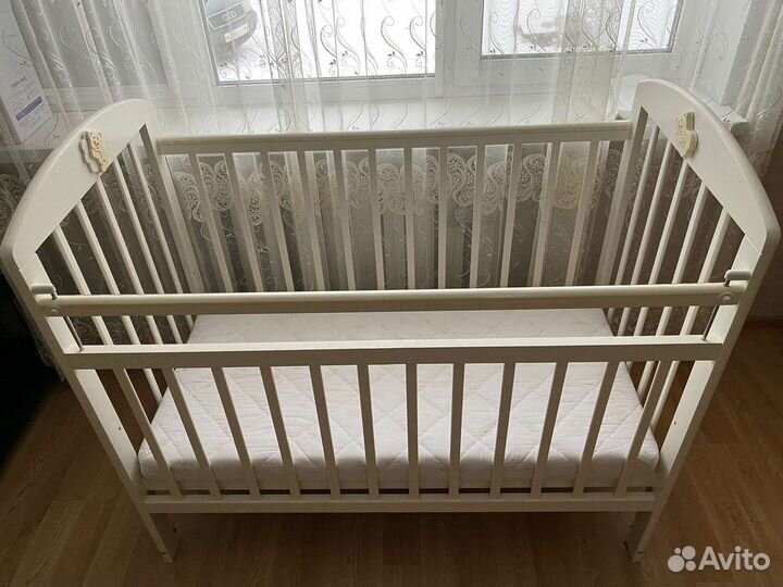 Детская кроватка с маятником белая