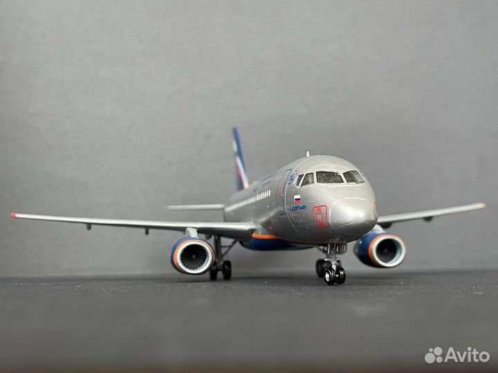 Модель самолета SSJ-100 Аэрофлот
