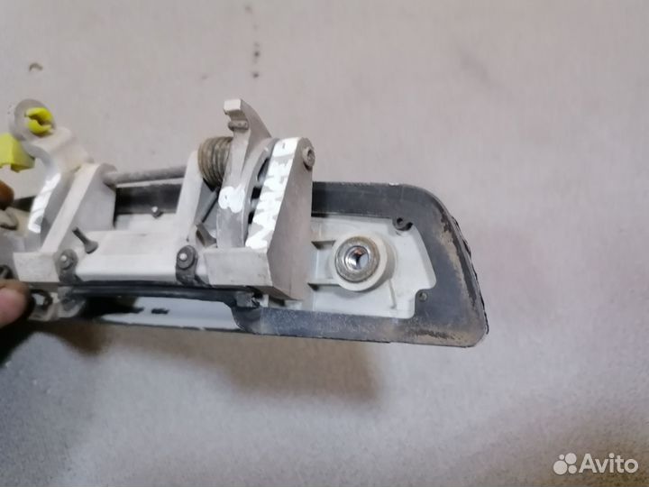 Ручка двери перед.левый Mitsubishi Lancer 8 1997