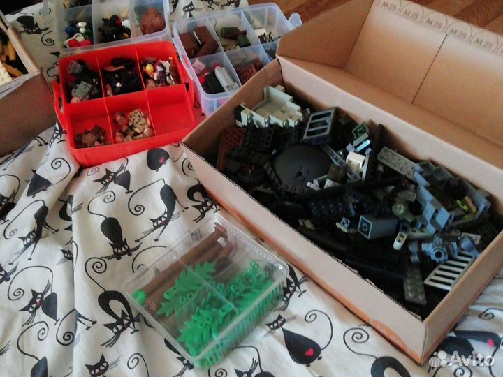 Много лего в коробках