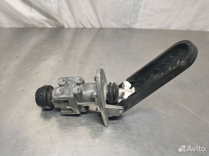 Кран тормозной подпедальный Yutong ZK 6122